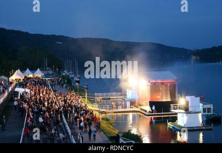 Lago Seefest festival presso il lago di Baldeney, con una fase mobile, una tre-giorni di open air Concerto in riva al lago, Essen Foto Stock