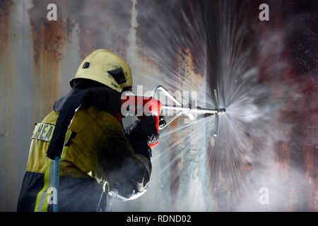 Alta pressione sistema di estinzione, Cobra, il servizio antincendio del centro di formazione, calore di un vigile del fuoco che dimostrano la possibilità Foto Stock