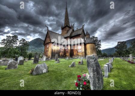 Doga chiesa di Lom, di fronte vecchie lapidi, Lom, Norvegia Foto Stock