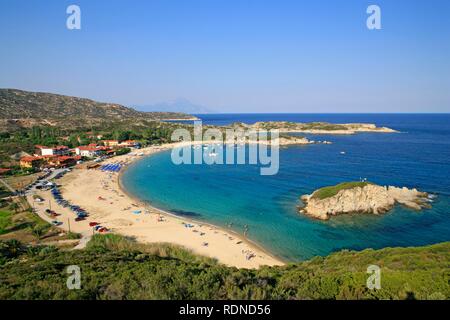 Kalamitsi beach sulla penisola Sithonia con il Monte Athos nella nebbia, Halkidiki, Macedonia, Grecia, Europa Foto Stock