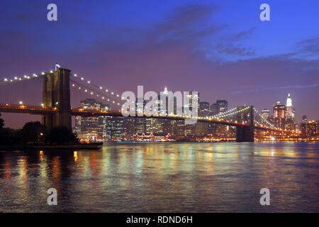 Il Ponte di Brooklyn e dello skyline di Manhattan di notte, New York, USA, America del Nord Foto Stock