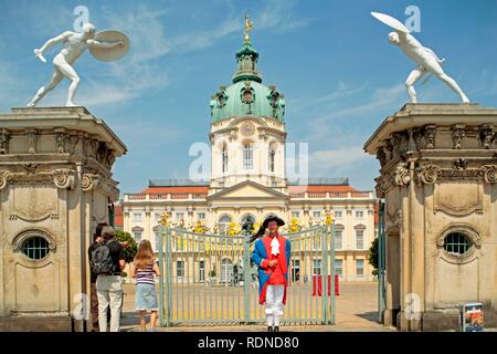 Storicamente il vestito di guardia di fronte di Schloss Charlottenburg Palace, Berlino Foto Stock