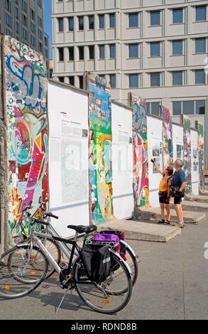 Memoriale del Muro di Berlino a Potsdamer Platz, Berlin Foto Stock
