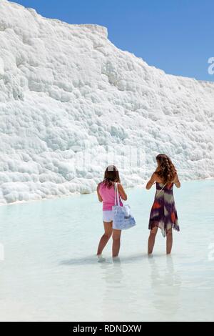 I turisti a terrazze travertini di Pamukkale in Denizli, Sito Patrimonio Mondiale dell'UNESCO, Turchia egea, Turchia, Asia Foto Stock