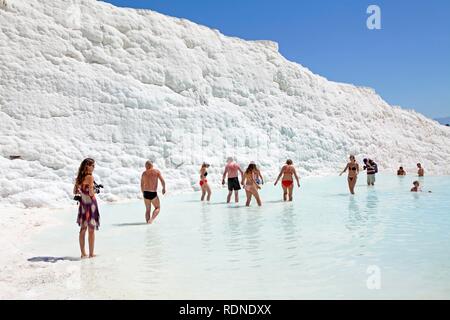 I turisti a terrazze travertini di Pamukkale in Denizli, Sito Patrimonio Mondiale dell'UNESCO, Turchia egea, Turchia, Asia Foto Stock