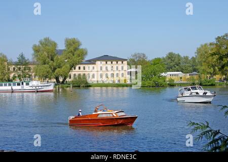 Barche sul lago Schwerin davanti al Marstall, Scuderie Reali, Schwerin, Meclemburgo-Pomerania Occidentale, Germania Foto Stock