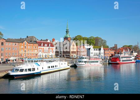 Vista di Kappeln con navi in ingresso Schlei, Schleswig-Holstein Foto Stock