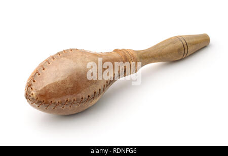 Maraca tradizionali realizzati in pelle e legno isolato su bianco Foto Stock