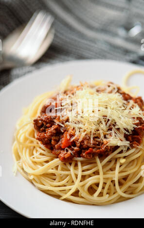 Close up italiano tradizionale di spaghetti alla bolognese sulla piastra bianca Foto Stock