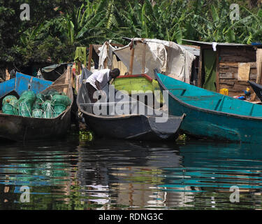 Fisherman nei pressi della sorgente del fiume Nilo in Jinja, Uganda Foto Stock