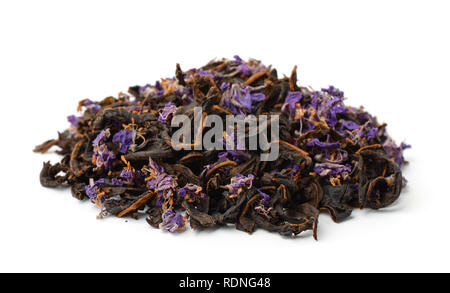 Pila di secco fermentato tè alle erbe isolato su bianco Foto Stock