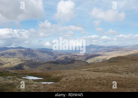 Vista dal vertice di alta sollevare in Cumbria, Inghilterra (Distretto del Lago). Scorci di lago di Bassenthwaite e Derwent Water; Skiddaw mountain range, Foto Stock