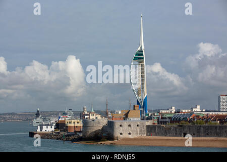 Vecchia skyline di Portsmouth dal mare. Ingresso al porto tra cui torre rotonda con la Millennium Tower dietro. Foto Stock