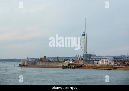 Vecchia skyline di Portsmouth dal mare. Ingresso al porto tra cui torre rotonda con la Millennium Tower dietro. Foto Stock