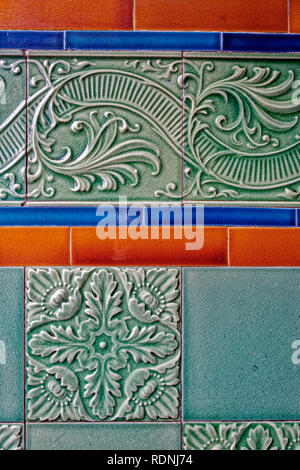 Vittoriano di decorazione delle piastrelle smaltate sulla parete della porta in casa la Rothesay, Isle of Bute, Argyll, Scotland, Regno Unito Foto Stock