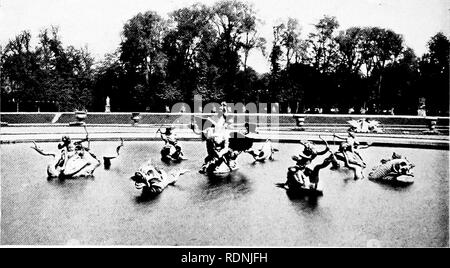 . Europei e giardini giapponesi; carte leggere prima dell'American Institute of Architects ... Giardini; giardini. GROVE del colonnato VERSAILLES prima, la civiltà francese seguito in scia dell'italiano, e in secondo luogo l'arte del giardinaggio era a quel tempo poco devel- ciclomotore, rispetto a quello che poi è diventato ed era a. Il bacino del drago Versailles. Si prega di notare che queste immagini vengono estratte dalla pagina sottoposta a scansione di immagini che possono essere state migliorate digitalmente per la leggibilità - Colorazione e aspetto di queste illustrazioni potrebbero non perfettamente assomigliano al lavoro originale. Marrone, Foto Stock