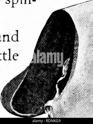 . Attorno ad un antico casolare; un libro di memorie. Huston, Paolo Griswold; della vita agricola; storia naturale. Li il fienile. 85 ter il buggy, il buckboard e tosaerba. Al momento le sue pareti sono vecchio tempo ritratti di Jackson e Polk e le bollette di gare trotted subito dopo la guerra civile e le immagini di setter. Un vecchio fronti raccogliendo culla si blocca su un piolo (le travi di grandi dimensioni sono stati tutti messi insieme con perni di legno e grandi cuciture di corteccia ancora attaccati ai pali) e zappe e falci e altri emplice- zioni sono analogamente sospeso. I fucili sono occasione- alleato appoggiati in un angolo dopo una battuta di caccia. Un vecchio paio di Foto Stock