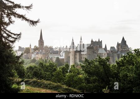Vista della città e del castello, Vitré, Bretagna Francia Foto Stock