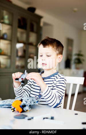 Ragazzo giocando con lego Foto Stock