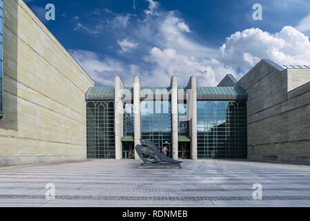 Ingresso alla Neue Pinakothek, davanti la scultura di Marino Marini, Monaco di Baviera, Baviera, Baviera, Germania Foto Stock