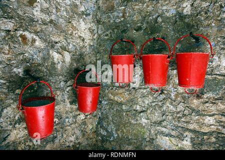 Benne di fuoco nella fortezza Cornet castello presso il porto di Saint Peter Port Guernsey island, Europa Foto Stock