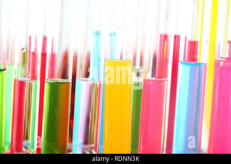 Laboratorio di chimica, vari contenitori in vetro con liquidi, sostanze chimiche, in vari colori Foto Stock