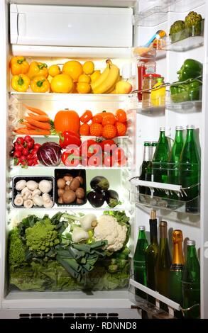 Frigo riempito con diversi tipi di frutta e verdura Foto Stock