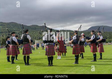 Bande di cornamuse concorrenza, Giochi delle Highland, Newtonmore, Scotland, Regno Unito Foto Stock
