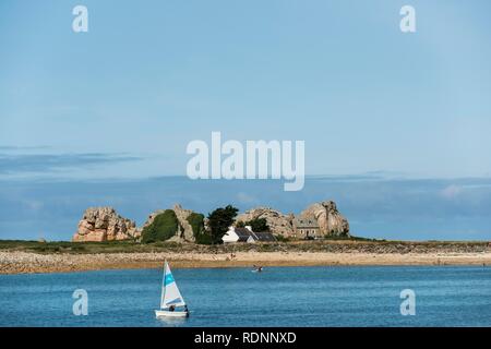 House tra le rocce, Castel Meur, La Gouffre, Plougrescant, Côte de Granit Rose, Cotes d'Armor Bretagna, Francia Foto Stock