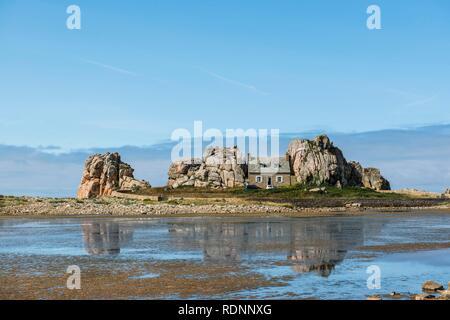 House tra le rocce, Castel Meur, La Gouffre, Plougrescant, Côte de Granit Rose, Cotes d'Armor Bretagna, Francia Foto Stock