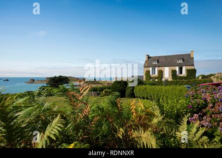 Casa al mare, La Gouffre, Plougrescant, Côte de Granit Rose, Cotes d'Armor Bretagna, Francia Foto Stock