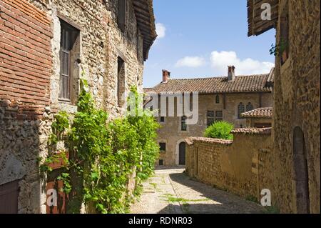 Strada di ciottoli, medievale della città murata di PEROUGES, Francia, Europa Foto Stock