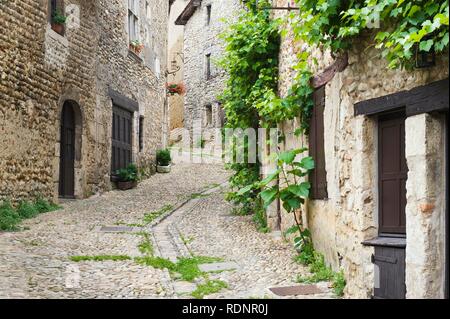 Strada di ciottoli, medievale della città murata di PEROUGES, Francia, Europa Foto Stock