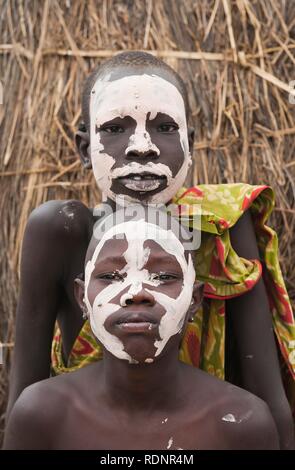 Due Nyangatom, Bume o Buma ragazzi con la loro faccia dipinta, Valle dell'Omo, Etiopia, Africa Foto Stock