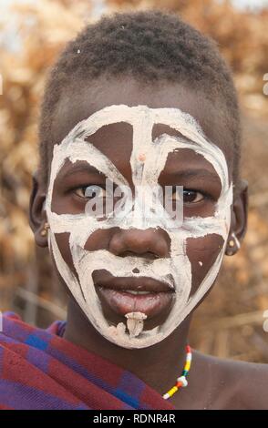 Nyangatom, Bume o Buma ragazzo con il suo volto dipinto, Valle dell'Omo, Etiopia, Africa Foto Stock