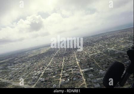 Xii Ottobre 1993 vista aerea di Mogadiscio, Somalia, come visto da un U.S. Esercito Sikorsky UH-60 Black Hawk elicottero. Foto Stock