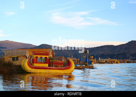 Colori vibranti tradizionali canna Totora barche sul lago Titicaca, famoso Uros isola galleggiante di Puno, Perù, Sud America Foto Stock