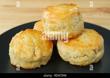 Chiuso molte delle succulente di scorza d'arancia candita Scones sulla piastra nera Foto Stock