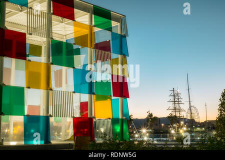 Centro Pompidou. La nuova comparsa di Malaga museo è ospitato in un grande cubo di vetro situata presso il recentemente rinnovato porto Foto Stock