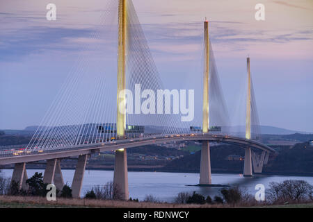 Vista a sunrise di Queensferry attraversando ponte che attraversa il Firth of Forth river a South Queensferry in Scozia, Regno Unito Foto Stock