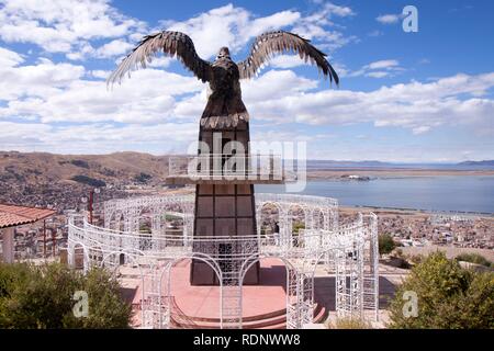 Condor statua in un punto panoramico sopra la città, Puno, Perù, Sud America Foto Stock