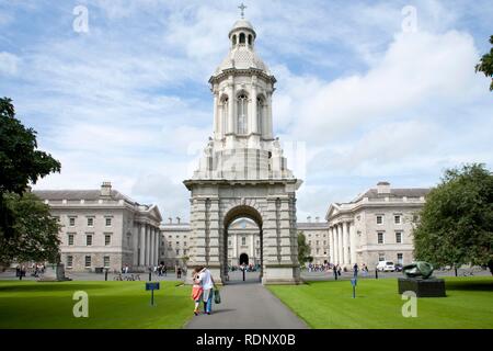 Campanile e la torre dell orologio, Trinity College Dublin, Repubblica di Irlanda, Europa Foto Stock