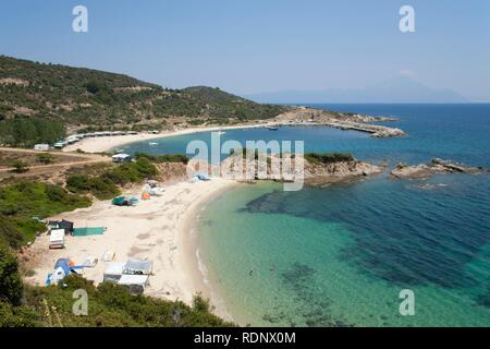 Ahlada spiaggia vicino Sarti sulla penisola di Sithonia in Chalcidice con il Monte Athos in retro, la Macedonia centrale, Grecia, Europa Foto Stock