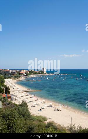 Vista panoramica della spiaggia, il porto e la torre di Ouranoupolis sulla penisola di Athos in Chalcidice, Macedonia centrale. Foto Stock