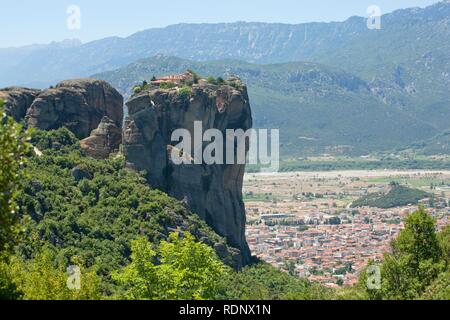 Monastero di Agia Triada, Santa Trinità, che troneggia sopra Kalambaka in rocce di Meteora, Tessaglia, Grecia, Europa Foto Stock