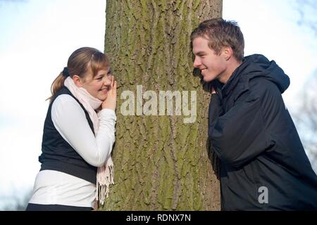 Coppia giovane flirtare Foto Stock