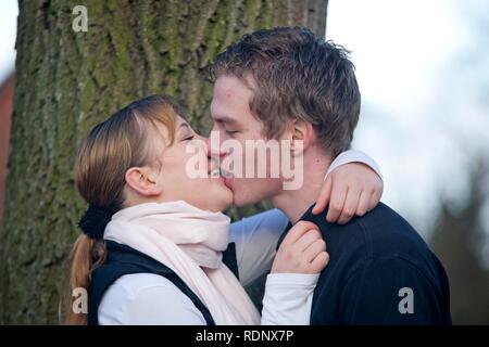 Coppia giovane kissing Foto Stock