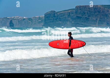 Surfer sulla spiaggia di Praia de Vale de Figueira, Costa Dourada, costa atlantica, Portogallo, Europa Foto Stock