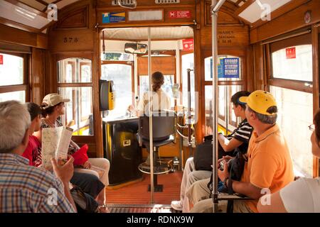 All'interno di un tram sulla linea 28, Lisbona, Portogallo, Europa Foto Stock