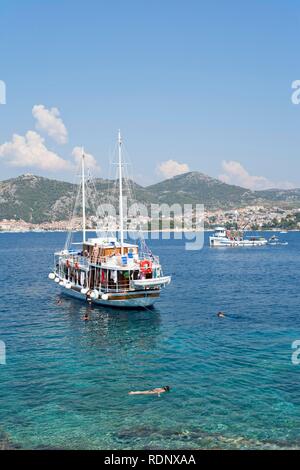 Escursione di ancoraggio barche off Stipanska isola, Isola di Hvar sul retro, Dalmazia Centrale, Adriatico, Croazia, Europa Foto Stock